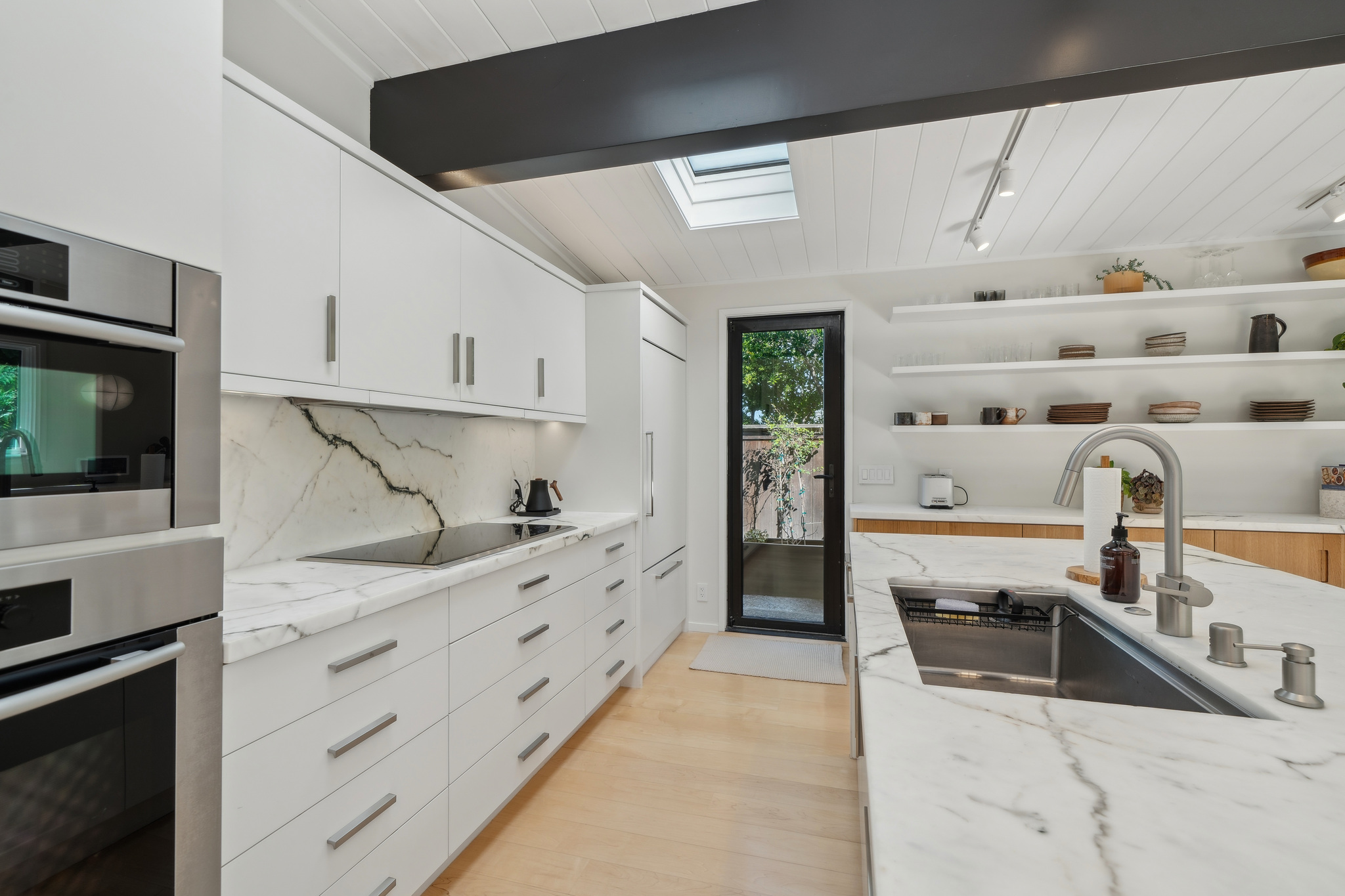 Kitchen run with glass to the hillside garden