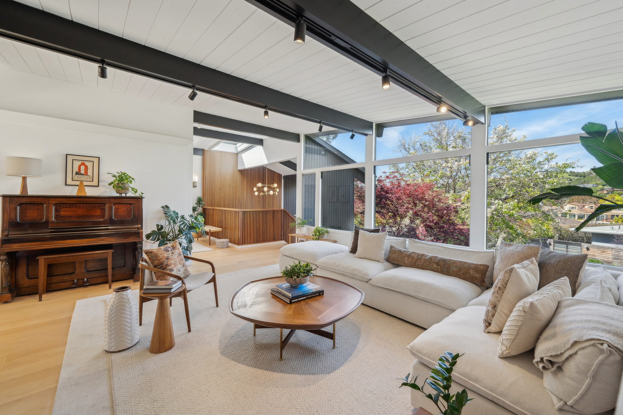 Living room with piano and glass to the hillside