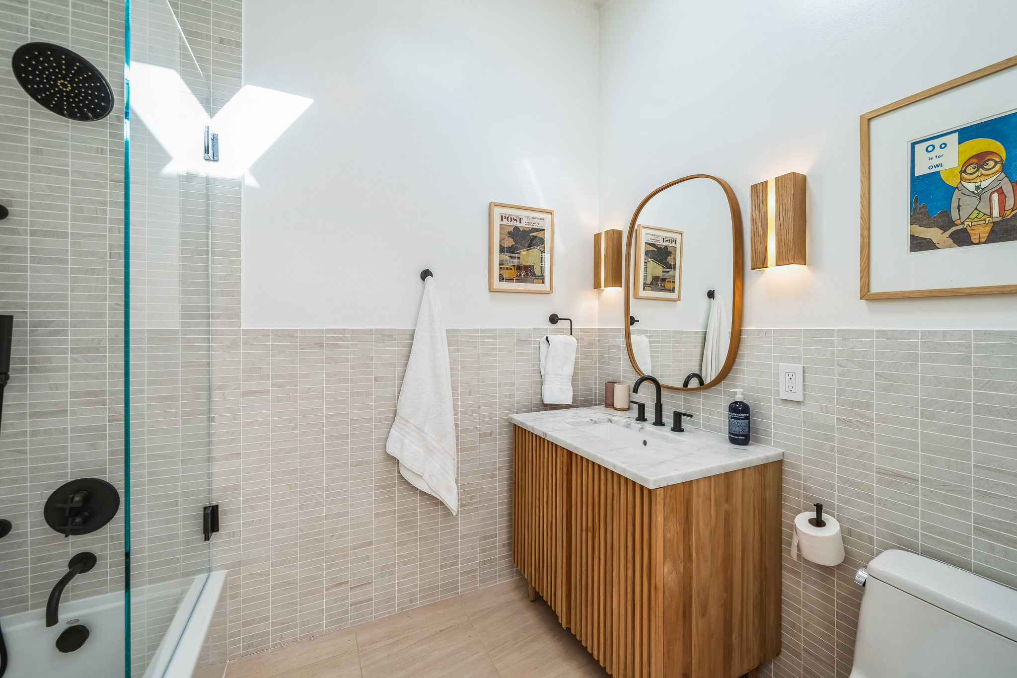 Kids bath with reeded wood vanity